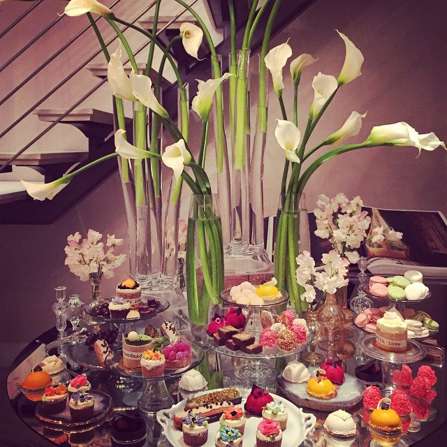 Happy weekend!! Time to cheat on your diet, everyone! Still dreaming about this dessert table at the @thequinhotel in the Penthouse! Everything was styled by @jungleeny who is a decor genius. Penthouse "Sweet" indeed!! Ps everything tastes as good as it l